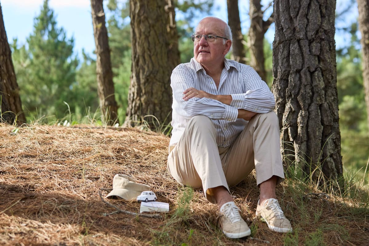 Pablo Sirvén en Pinamar, mientras se prepara para las presentaciones de su libro sobre el ejecutivo de Fiat asesinado en 1972