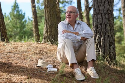 Pablo Sirvén en Pinamar, mientras se prepara para las presentaciones de su libro sobre el ejecutivo de Fiat asesinado en 1972