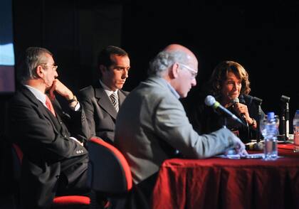 Con Pablo Sirvén, Nelson Castro y Hugo Alconada Mon en la Feria del Libro