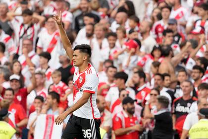 Pablo Solari celebra tras anotar el gol de River Plate en el empate 1-1 contra Boca Juniors en la Copa de la Liga de Argentina, el domingo 25 de febrero de 2024, en Buenos Aires. (AP Foto/Natacha Pisarenko)