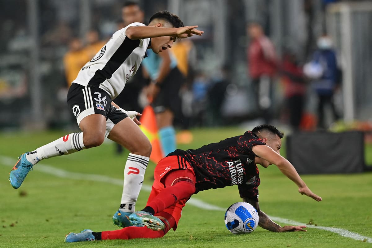 Pablo Solari, delantero de Colo Colo, jugando ante River, en una acción ante Esequiel Barco, por la etapa de grupos de la Copa Libertadores 2022