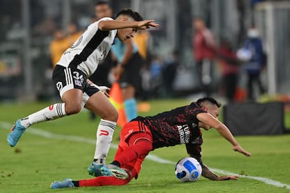 Pablo Solari, delantero de Colo Colo, jugando ante River, en una acción ante Esequiel Barco, por la etapa de grupos de la Copa Libertadores 2022
