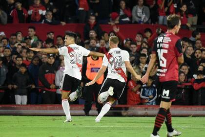 Pablo Solari festeja el gol sobre la hora para River que derrotó a Newell's en el Coloso Marcelo Bielsa de Rosario
