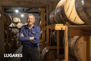 Pablo Tognetti en el mundo que creó, las barricas que guardan el whisky en su destilería de Dina Huapi.