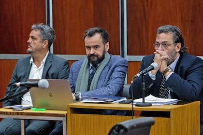 Pablo Torres Lacal con sus abogados en el comienzo del juicio el 2 de octubre pasado.