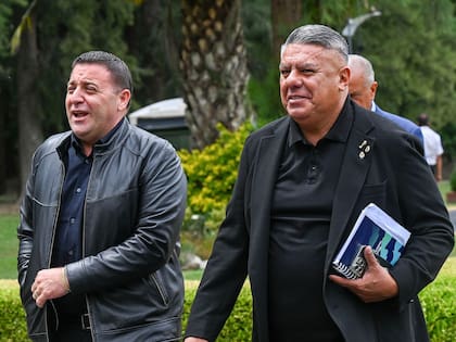 Pablo Toviggino junto a Claudio Tapia; para Castrilli, el dirigente que conduce el fútbol del interior es uno de los principales responsables del presente del arbitraje argentino