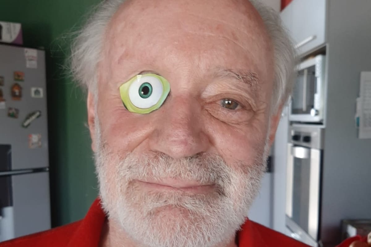 Pablo tuvo que recortar un ojo de cartón para que Mi Argentina lo reconociera (Foto: Gentileza Pablo Feighelstein)