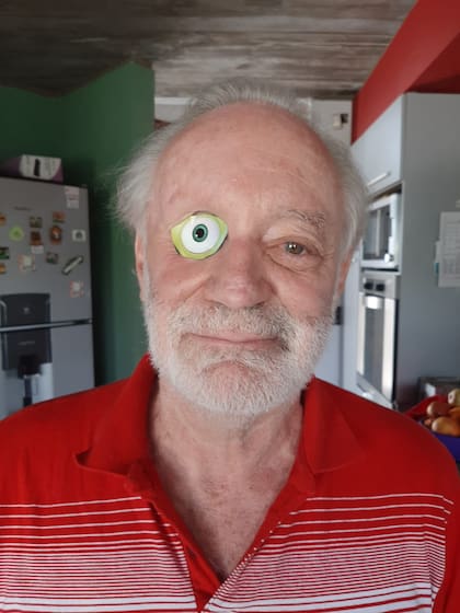 Pablo tuvo que recortar un ojo de cartón para que Mi Argentina lo reconociera (Foto: Gentileza Pablo Feighelstein)
