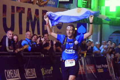 Pablo Ureta alcanza la llegada en el Ultra Trail de Mont Blanc; en lo suyo, el cordobés es una bandera argentina que se mueve por el planeta.