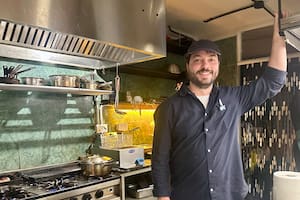 Trabajó en restaurantes para pagar los estudios que abandonó para abrir algo propio