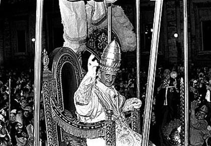 Pablo VI saluda durante una procesión