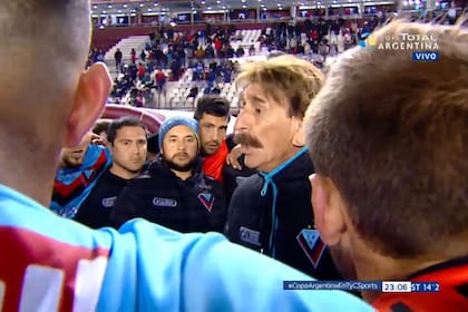 Pablo Vicó, en pleno aliento a sus jugadores de Brown de Adrogué antes de los penales frente a Independiente