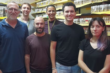 Pablo Wappner (a la izq.) junto a su equipo en la Fundación Instituto Leloir