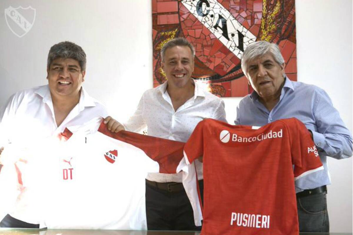 Pablo y Hugo Moyano con Lucas Pusineri, el día de la presentación del DT: era tiempo de sonrisas