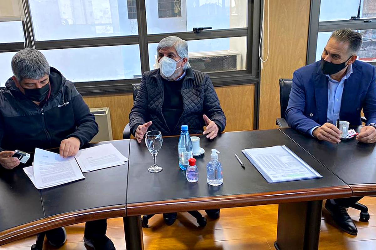 Pablo y Hugo Moyano, hoy, al firmar la paritaria de los camioneros