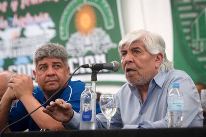Pablo y Hugo Moyano, referentes del club Camioneros, de tan vertiginoso como controvertido ascenso en el fútbol profesional