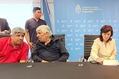 Pablo y Hugo Moyano reunidos con Kelly Olmos en el Ministerio de Trabajo