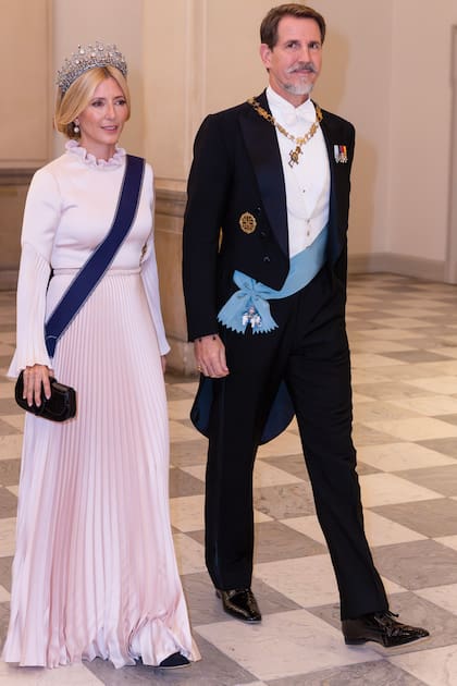 Pablo y Marie Chantal de Grecia dijeron presente. Para la velada, la princesa optó por un vestido en tono rosa nude, cortado a la cintura, con la falda y las mangas plisadas, creación de Celia Kritharioti, y una fabulosa tiara de diamantes de diseño floral que perteneció a Federica de Grecia, madre de la reina Sofía de España.