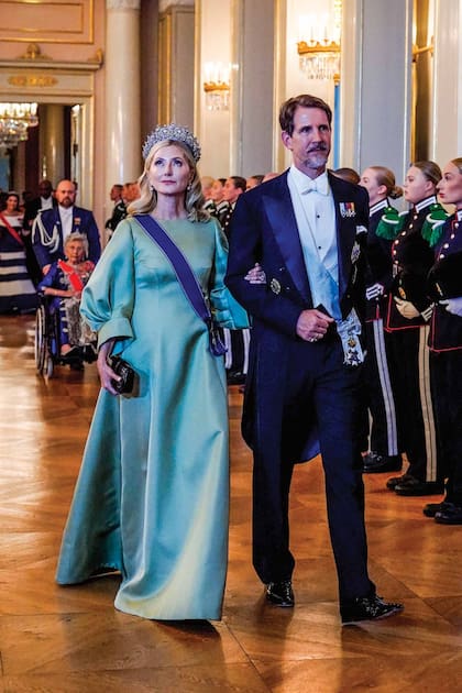 Pablo y Marie-Chantal de Grecia, que llevó la espectacular tiara de diamantes que perteneció a la reina Sofía de Prusia y después heredaría
Federica de Grecia.