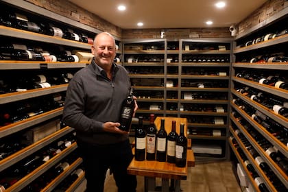 Pablo Zabala, en su cava, con algunos de sus tesoros