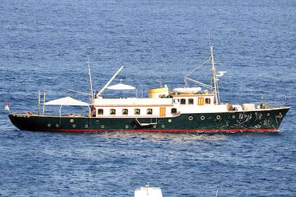 El barco Pacha III (por Pierre, Andrea y Charlotte) fue un regalo que Stéfano le hizo a la princesa Carolina, quien tras su muerte lo recicló íntegramente. Hoy es su “palacio flotante”, donde disfruta de inolvidables vacaciones en familia.
