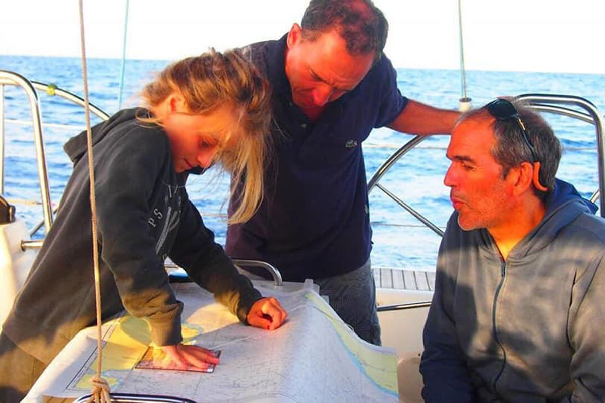 Pachi aprendiendo de los mapas que les marcan el camino