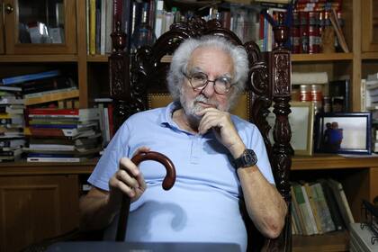 Pacho aborda a Mario Benedetti como intérprete