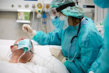 Paciente de Covid es atendido en el hospital por personal de salud (Archivo)