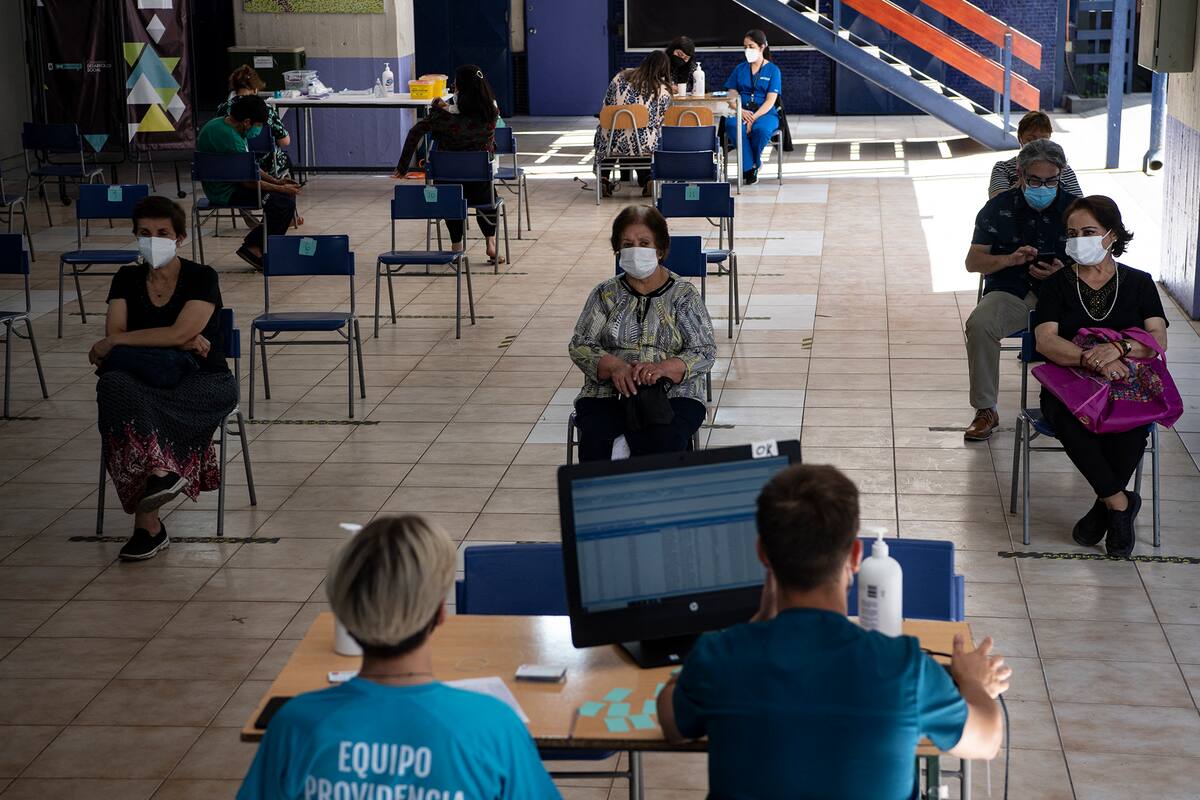 Pacientes aguardan su turno para vacunarse en un centro de vacunación en Santiago