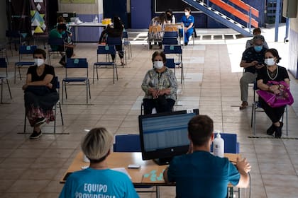 Pacientes aguardan su turno para vacunarse en un centro de vacunación en Santiago
