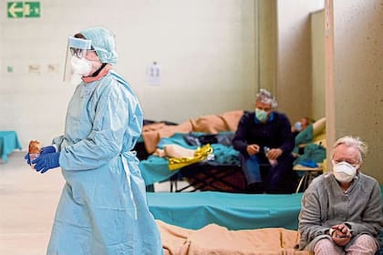 Pacientes con coronavirus reciben atención en un hospital de Brescia