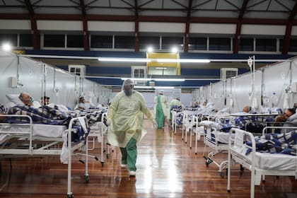 Pacientes de coronavirus en un hospital de campaña en la localidad de Santo Andre, en el estado de San Pablo