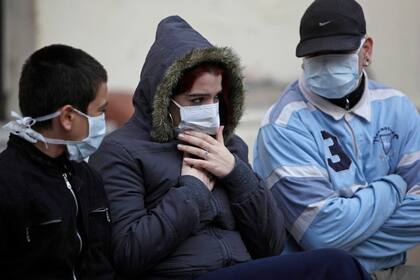 Pacientes en la espera de una sala de emergencias en Buenos Aires en 2009, durante los casos de la gripe H1N1