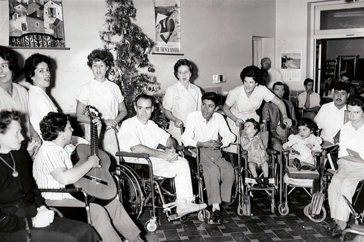 Pacientes en recuperación tras la epidemia de poliomielitis de 1956