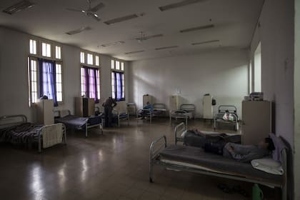 Pacientes en uno de los dormitorios del Hospital Borda, antes de la pandemia