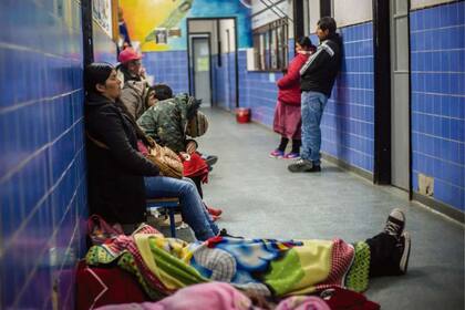 Pacientes esperan para ser atendidos en los pasillos de la guardia del Hospital Pedro Uro