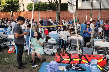 Pacientes evacuados de un hospital en Cali tras el devastador sismo