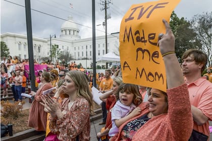 Pacientes, médicos especializados en infertilidad y defensores de la FIV asisten a una manifestación en febrero frente a la Cámara de Representantes del Estado de Alabama