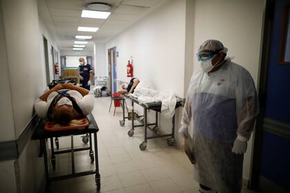 Pacientes yacen en camillas en un pasillo del hospital Dr. Norberto Raul Piacentini, en Lomas de Zamora