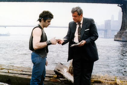 Pacino, ataviado como un policía encubierto en el mundo gay, recibe instrucciones de su jefe (Paul Sorvino)