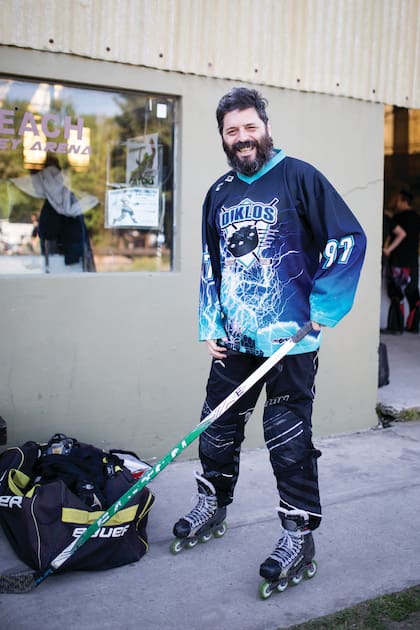 Paco (41) Equipo: Diklos. ¿Qué es lo que más te gusta del deporte? “El trabajo en equipo, la adrenalina y la velocidad en los rollers”. ¿Cuánto hace que jugás? “Quince años”.