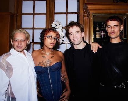 Paco Amoroso, la cantante dominicana Tokischa, Robert Pattinson y Catriel, juntos en París