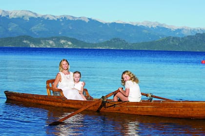 Paco atesora un bote antiguo con el que, en ocasiones, sale a remar y en el que Carola eligió embarcarse junto a sus hijas mayores, Elisa y Maia. El método de transporte de la familia, sin embargo, es una lancha Boston Whaler, que eligieron por su estabilidad.