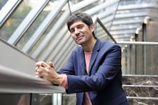El premiado escritor que elige el silencio antes que las redes y cruza la posguerra española con los dilemas de hoy