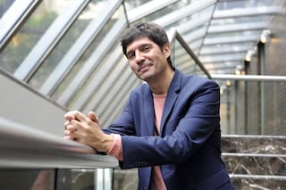 El premiado escritor que elige el silencio a las redes y cruza la posguerra española con los dilemas de hoy