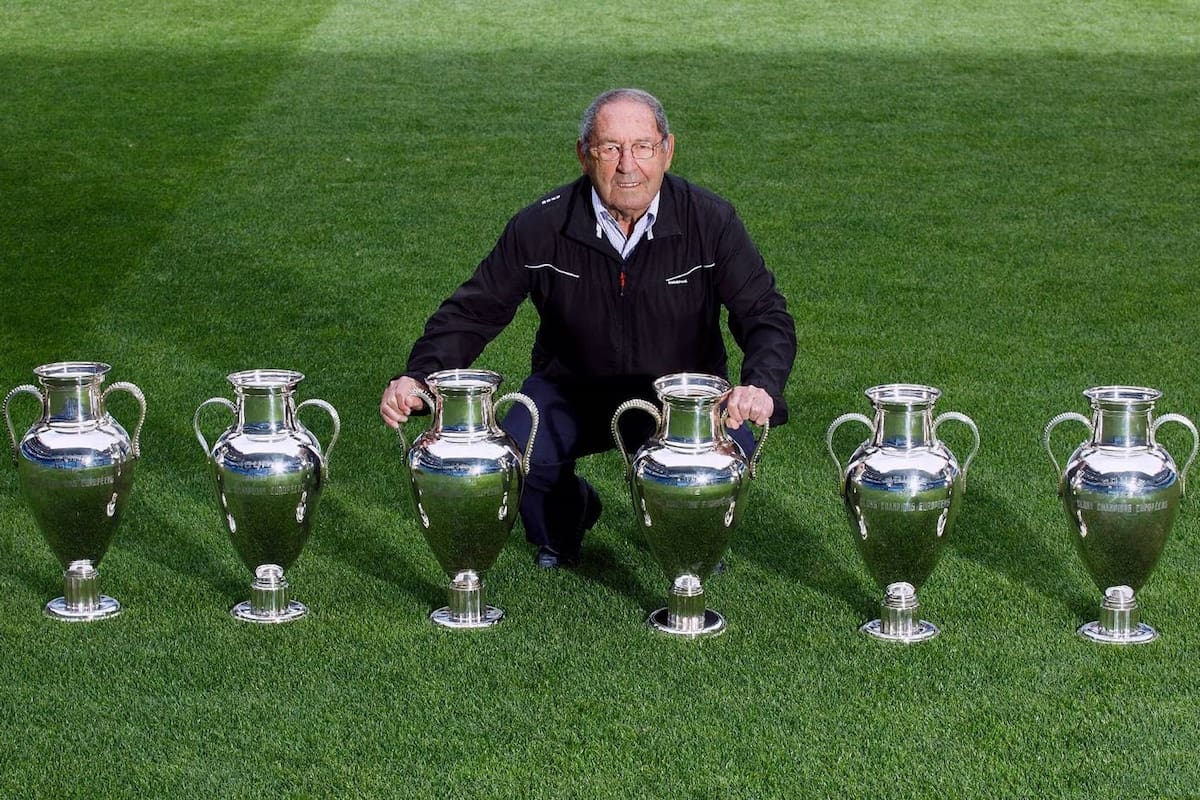 Paco Gento con sus seis Copas de Europa