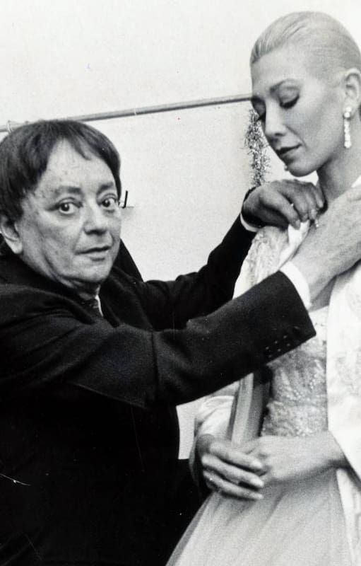 Paco Jamandreu vistió a Eva Perón con trajecitos para la actividad cotidiana pero también con lujosos vestidos para sus encuentros más elegantes, como cuando viajó a España a encontrarse con Francisco Franco y luego al Vaticano ver al Papa Pio XII