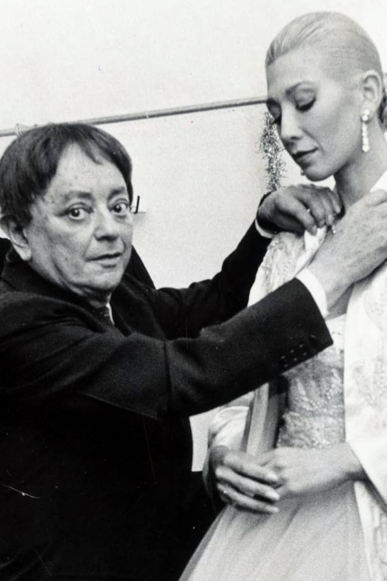 Paco Jamandreu vistió a Eva Perón con trajecitos para la actividad cotidiana pero también con lujosos vestidos para sus encuentros más elegantes, como cuando viajó a España a encontrarse con Francisco Franco y luego al Vaticano ver al Papa Pio XII