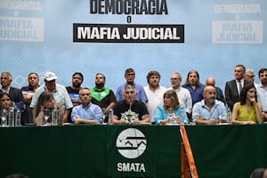 Paco Manrique, en la conferencia junto a referentes kirchneristas en el Smata