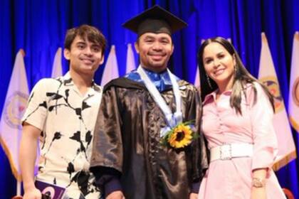 Pacquia posa con sus hijos, durante su graduación